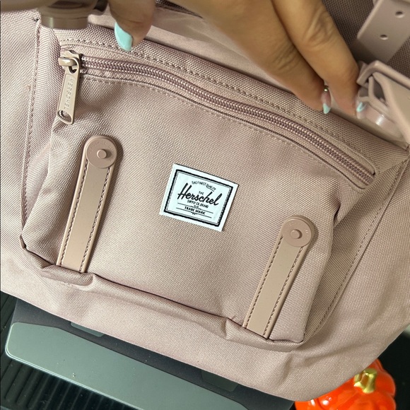 🎒 Herschel Little America Backpack – Rose Pink 🌸
Brand new with tags ✅ - Picture 8 of 10